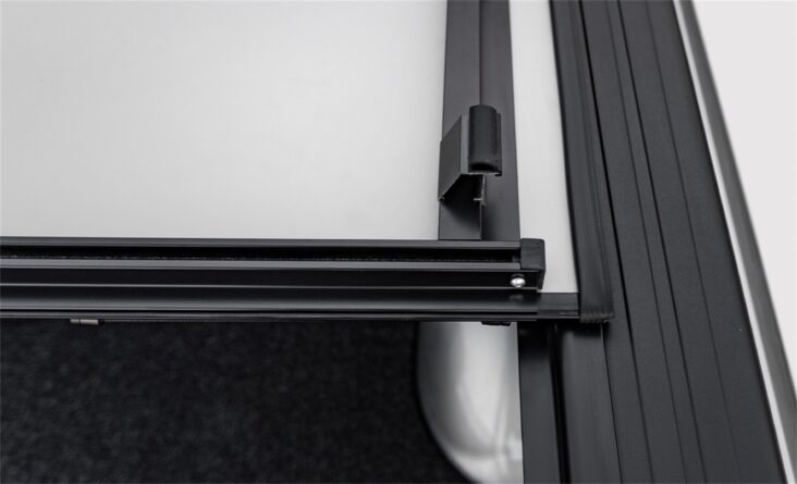 LOMAX™ Stance™ Hard Tri-Fold Cover; Black Urethane Finish; Split Rail;